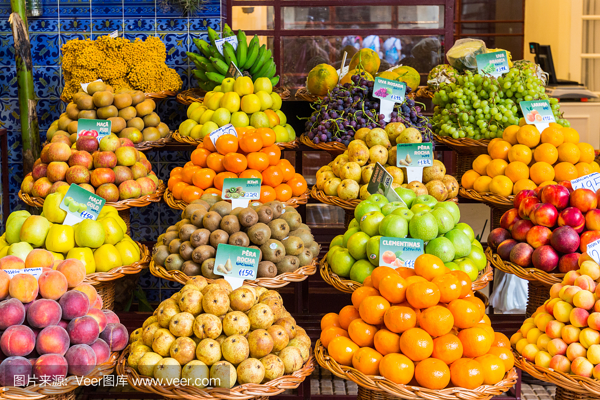 新鲜的异国水果在农贸市场。丰沙尔,木材